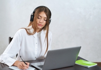 How to Choose the Best Platform for Hosting Your Online Course blog image